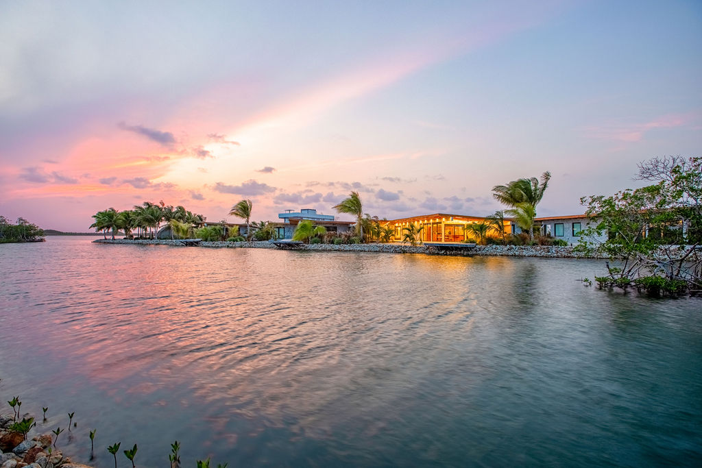 Featured image of property 4 Bedroom Villa in Placencia